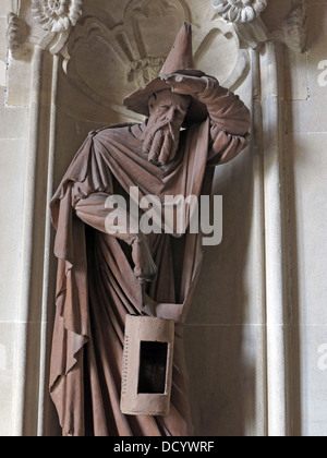 Una statua in ferro di un mago, a Waddesdon Manor NT, Bucks, Inghilterra, Regno Unito Foto Stock