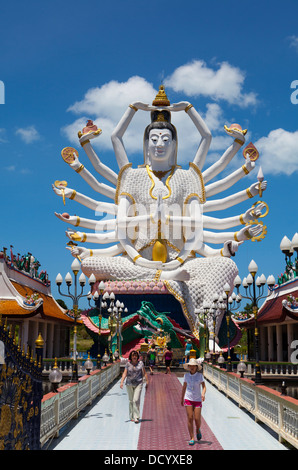 Il braccio 18 statua del Buddha al Wat Plai Laem su Ko Samui Island nel Golfo di Thailandia. Foto Stock
