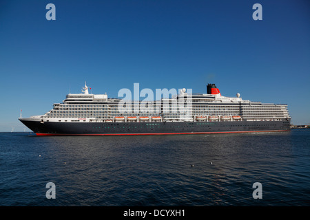 La nave da crociera MS Queen Elizabeth più nuova vicino all'entrata del porto dopo un soggiorno di un giorno a Copenhagen Danimarca. Voce Per Rostock, Germania. Il QE 3 III Foto Stock