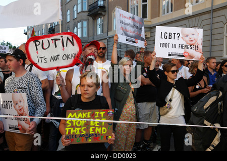 20 agosto 2013 - 10.000 dimostrare a Copenaghen al di fuori dell'Ambasciata russa contro la Federazione anti-gay leggi. Foto Stock