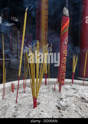 Bruciare incenso al Tempio Thien Hau, Città di Ho Chi Minh (Saigon), Vietnam. Foto Stock