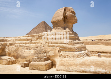 Grande Sfinge e la Grande Piramide di Giza, noto anche come piramide di Khufu e piramide di Cheope, Giza, il Cairo, Egitto Foto Stock