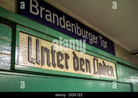 Il viale Unter den Linden segno nel vecchio script gotica in S-Bahn stazione Nuovo nome Brandenburger Tor al di sopra di linea S2 Berlino Germania Foto Stock