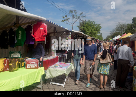 Flohmarkt am Mauerpark mercato delle pulci navigazione persone bancarelle con Berlino Trabant borse tracolla in primo piano a sinistra Berlino Germania Foto Stock