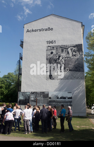 Tour guidato di gruppo e di guida sotto il murale sulla costruzione al Memoriale del Muro di Berlino Bernauer Strasse Berlino Germania Foto Stock