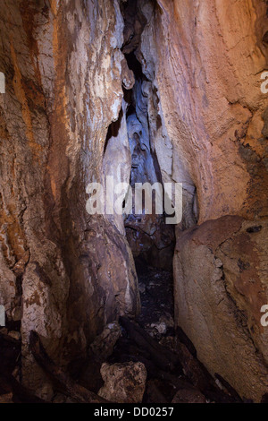 In una caverna di Crimea sul chatyr-dag plateau Foto Stock