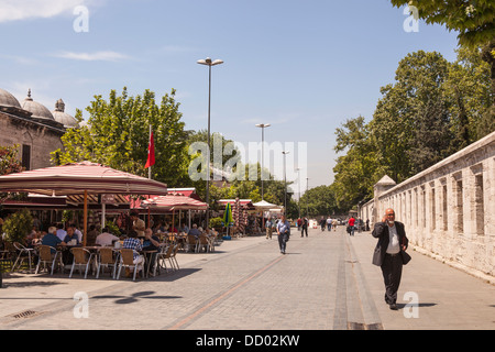 Il Professor Siddik Sami Onar Caddesi, la strada al di fuori della Moschea Suleymaniye, Istanbul, Turchia Foto Stock