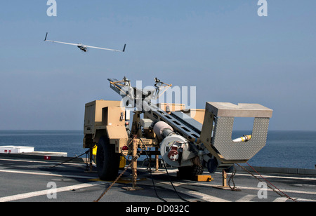 Una scansione Eagle drone lancia dal ponte di volo della USS Ponce durante le operazioni Agosto 10, 2013 nel Golfo Arabico. Foto Stock