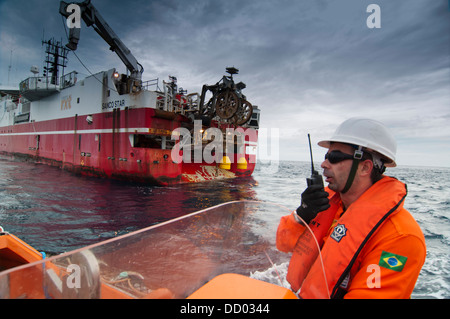 Parlando a radio, nel lavoro barca vicino a Ocean Europa OBC sismica nave alla Campos Basin, lavorando per Petrobras Foto Stock