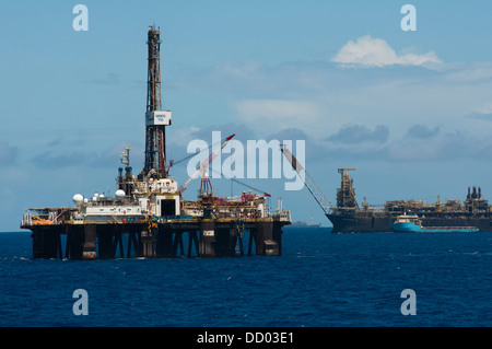 Impianto di perforazione e un unità FPSO in campo petrolifero nel bacino di Campos, Brasile Foto Stock