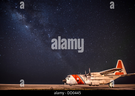 Un US Coast Guard C-130 Hercules aeromobile assegnati alla guardia costiera Stazione aria Clearwater siede parcheggiato su asfalto contro il cielo della notte del 15 maggio 2013 nella Baia di Guantánamo, a Cuba. Foto Stock