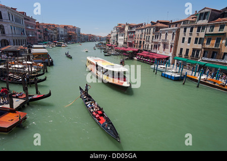 Grand Canal (Canale Grande) visto dal Ponte di Rialto (Ponte di Rialto), Venezia, Italia Foto Stock