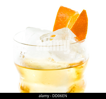 Orange twist, cocktail guarnire isolato su uno sfondo bianco Foto Stock