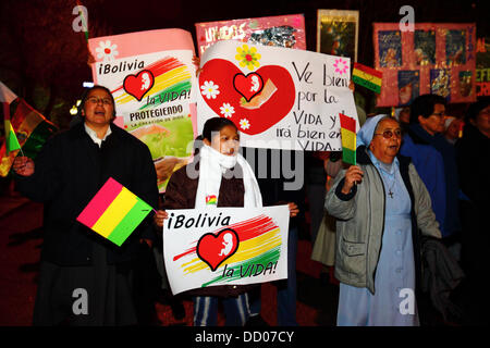 LA PAZ, Bolivia, 22 agosto 2013. Le persone prendono parte a una marcia organizzata dal Red Pro-Vida (Pro Vita di rete) per protestare contro la depenalizzazione dell aborto. La Bolivia è stata discutendo se di depenalizzare l aborto dal marzo 2012. Credito: James Brunker / Alamy Live News Foto Stock