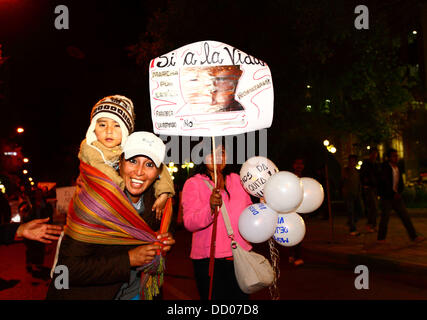 LA PAZ, Bolivia, 22 agosto 2013. Una signora porta il suo bambino durante una marcia organizzata dal Red Pro-Vida (Pro Vita di rete) per protestare contro la depenalizzazione dell aborto. La Bolivia è stata discutendo se di depenalizzare l aborto dal marzo 2012. Credito: James Brunker / Alamy Live News Foto Stock