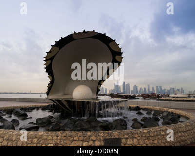 Close-up del gigante clam fontana con la skyline di Doha in background a Doha, in Qatar . Foto Stock