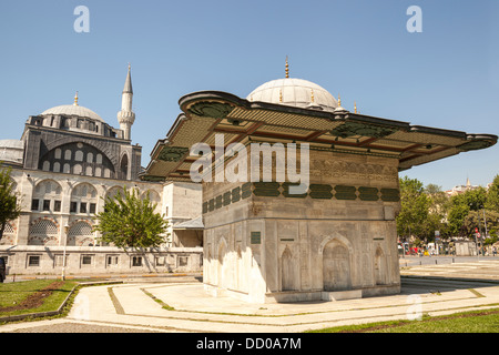 Kilic Ali Pasa moschea e Kilic Ali Pasa Fontana, noto anche come Tophane Fountain, Tophane, Beyoglu, Istanbul, Turchia Foto Stock