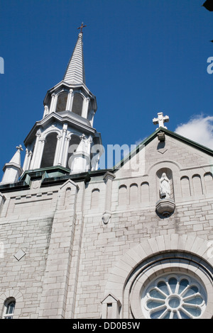 Un Steeple Cross e finestra circolare su una chiesa cattolica; Marieville Québec Canada Foto Stock