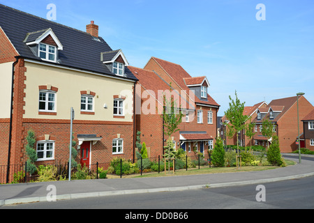 Nuove case sul Parco Earlswood housing development, Bagshot Surrey, Inghilterra, Regno Unito Foto Stock