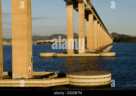 Rio Niteroy Bridge, uno dei ponti più grande nel mondo, attraversando la Baia Guanabara, Rio de Janeiro, Brasile Foto Stock