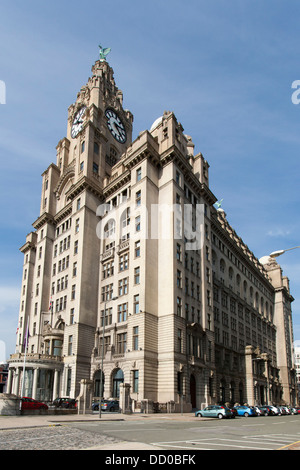 Il Royal Liver Building, uno di Liverpool tre grazie che rendono il fiume Mersey iconici linea di galleggiamento. Foto Stock