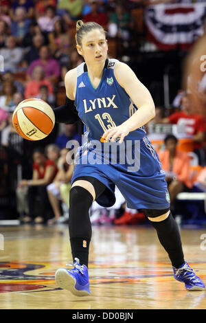 Uncasville, Connecticut, Stati Uniti d'America. Il 22 agosto, 2013. Minnesota Lynx guard Lindsay Whalen (13) con palla durante la WNBA pallacanestro tra il Connecticut Sun e del Minnesota Lynx a Mohegan Sun Arena. Minnesota sconfitto Connecticut 91-77. Anthony Nesmith/CSM/Alamy Live News Foto Stock