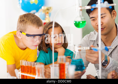 Studenti primari nella scienza di classe con docente Foto Stock