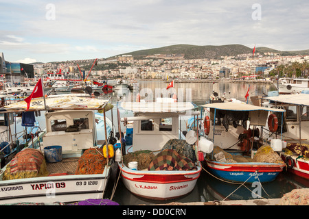 Barche da pesca ormeggiate nel porto di Kusadasi, Turchia Foto Stock