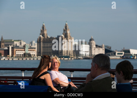 I passeggeri sul fiume Mersey ferry da liverpool per Birkenhead godetevi le Tre Grazie su un fiume che attraversa l'iconica boat Foto Stock