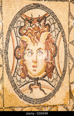 Mosaico di Medusa sul pavimento di una delle case Terrazza, Efeso, Turchia Foto Stock