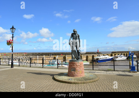 "L'Antica Mariner' statua (Samuel Coleridge) su harbour esplanade, Watchet, Somerset, Inghilterra, Regno Unito Foto Stock