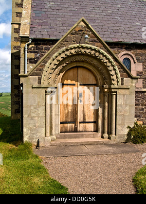 La porta, la chiesa di St Paul, Branxton, Northumberland, Inghilterra Foto Stock