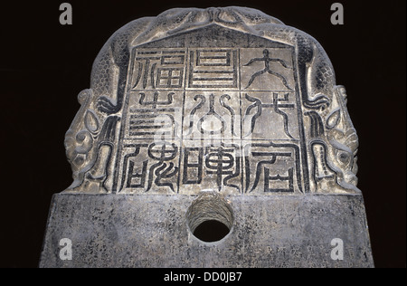 Dettaglio di tavoletta nestoriana con l'antica calligrafia cinese della dinastia Tang esposta alla Foresta di Stele, o Museo Beilin a Xi'an, la capitale della provincia di Shaanxi, Cina Foto Stock