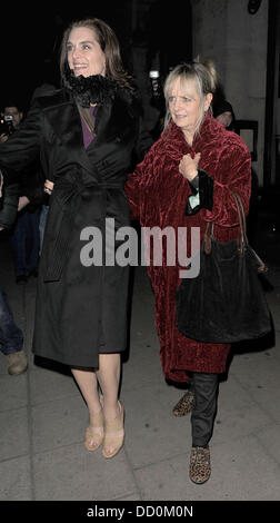 Brooke Shields e Twiggy (vero nome Lesley Lawson Hornby) lasciando il Wolseley ristorante appena prima del 1am, dopo una cena a tarda sera Londra Inghilterra - 12.01.12 Foto Stock