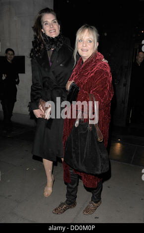 Brooke Shields e Twiggy (vero nome Lesley Lawson Hornby) lasciando il Wolseley ristorante appena prima del 1am, dopo una cena a tarda sera Londra Inghilterra - 12.01.12 Foto Stock