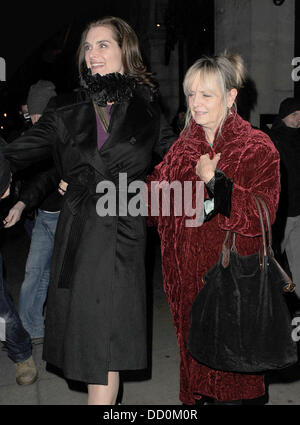 Brooke Shields e Twiggy (vero nome Lesley Lawson Hornby) lasciando il Wolseley ristorante appena prima del 1am, dopo una cena a tarda sera Londra Inghilterra - 12.01.12 Foto Stock