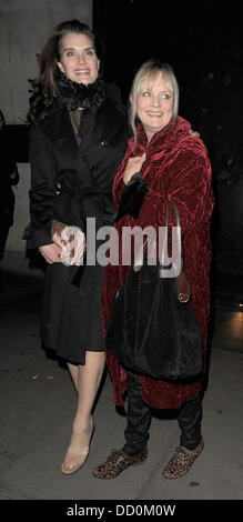 Brooke Shields e Twiggy (vero nome Lesley Lawson Hornby) lasciando il Wolseley ristorante appena prima del 1am, dopo una cena a tarda sera Londra Inghilterra - 12.01.12 Foto Stock