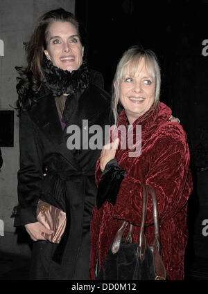 Brooke Shields e Twiggy (vero nome Lesley Lawson Hornby) lasciando il Wolseley ristorante appena prima del 1am, dopo una cena a tarda sera Londra Inghilterra - 12.01.12 Foto Stock