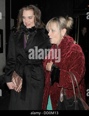 Brooke Shields e Twiggy (vero nome Lesley Lawson Hornby) lasciando il Wolseley ristorante appena prima del 1am, dopo una cena a tarda sera Londra Inghilterra - 12.01.12 Foto Stock