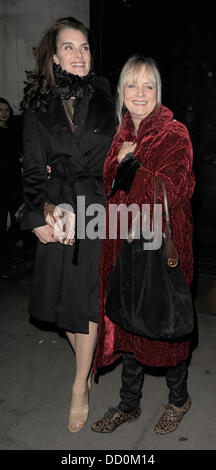 Brooke Shields e Twiggy (vero nome Lesley Lawson Hornby) lasciando il Wolseley ristorante appena prima del 1am, dopo una cena a tarda sera Londra Inghilterra - 12.01.12 Foto Stock