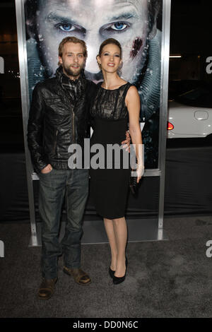 Joe Anderson e la moglie Elle Anderson La prima mondiale di "grigio" tenutasi presso il Regal Cinemas - Gli arrivi di Los Angeles, California - 11.01.12 Foto Stock