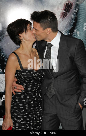 Wendy Moniz, Frank Grillo la prima mondiale di "grigio" tenutasi presso il Regal Cinemas - Gli arrivi di Los Angeles, California - 11.01.12 Foto Stock