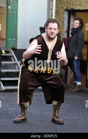 Johnny Vegas lasciando il guardaroba rimorchio sul set di 'Moone Boy' vestito come un lottatore e chiamato Crunchie Haystacks Boyle, Irlanda - 12.01.12 Foto Stock