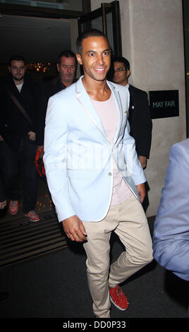 Marvin Humes di JLS celebrità al di fuori il May Fair Hotel Londra Inghilterra - 12.01.12 Foto Stock