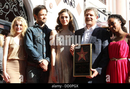 Laura Wiggins, Justin Chatwin, Emmy Rossum, John Wells e Shanola Hampton frequentando il John Wells Hollywood Walk of Fame induzione cerimonia sulla Hollywood Boulevard Hollywood, California - 12.01.12 Foto Stock