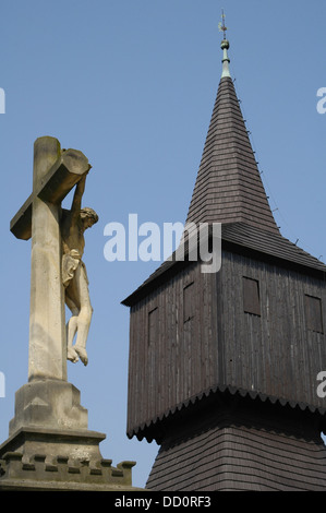 Vista del legno vecchio campanile della chiesa cattolica romana progettata in volgare architettura popolare dei Carpazi in Rtyne v Podkrkonosi una piccola città nel distretto di Trutnov, Repubblica Ceca Foto Stock