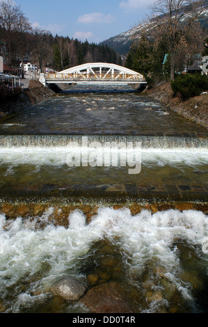 Bily la maggior parte (ponte bianco) dal 1911 su Labe o fiume Elba in Spindleruv Mlyn è una città della Regione di Hradec Kralove della Repubblica ceca Foto Stock