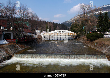 Bily la maggior parte (ponte bianco) dal 1911 su Labe o fiume Elba in Spindleruv Mlyn è una città della Regione di Hradec Kralove della Repubblica ceca Foto Stock