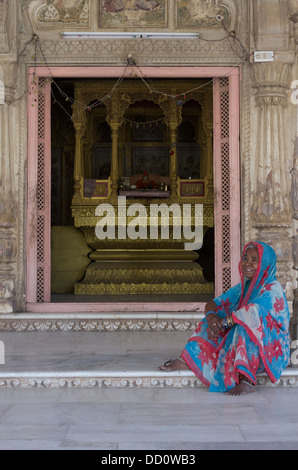 Donna indiana Al Maha Mandir tempio dedicato a Aayas Deonath. Ora utilizzato come scuola - Jodhpur, Rajashtan, India Foto Stock