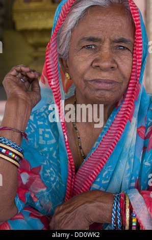 Donna indiana Al Maha Mandir tempio dedicato a Aayas Deonath. Ora utilizzato come scuola - Jodhpur, Rajashtan, India Foto Stock